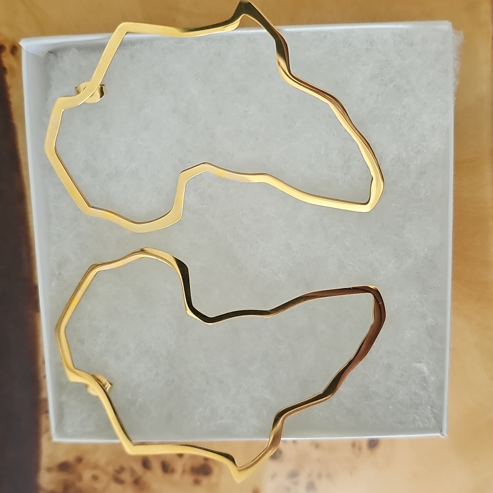 🌻HP🌻Africa Map Hoop Post Earrings 18K Gold Plated NIB - Picture 3 of 5